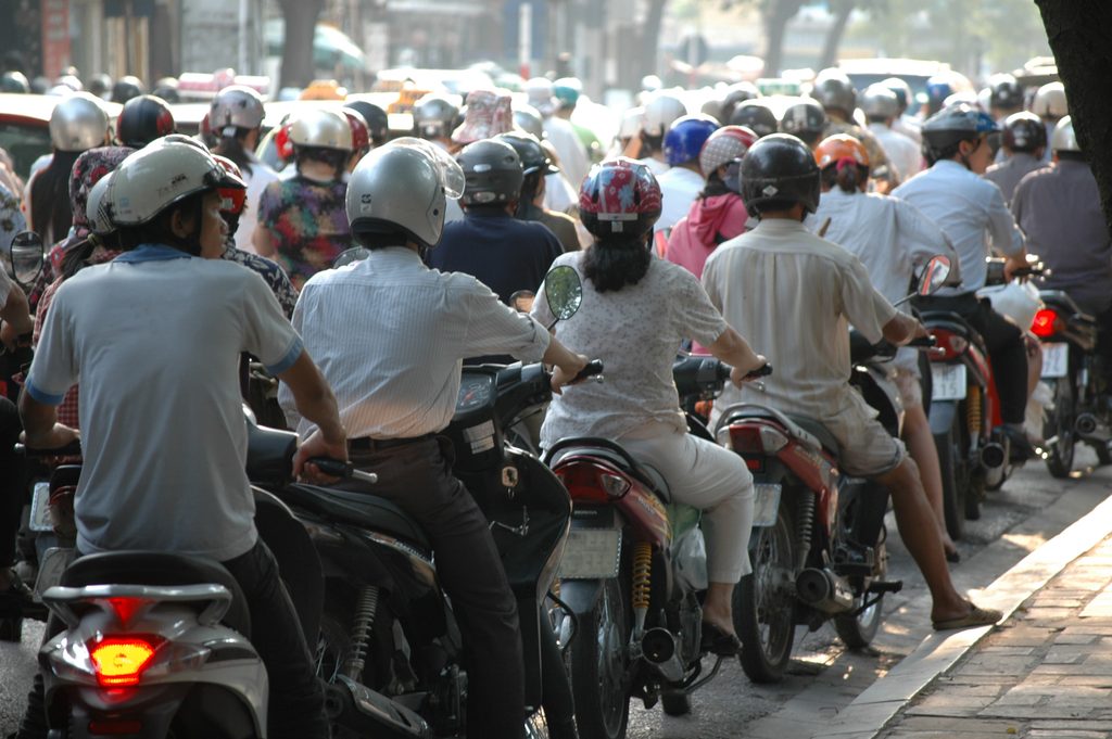 Avenida de Hanói en hora punta llena de motos.